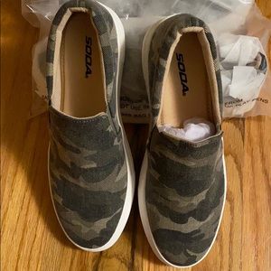 Camo slip on sneakers Soda